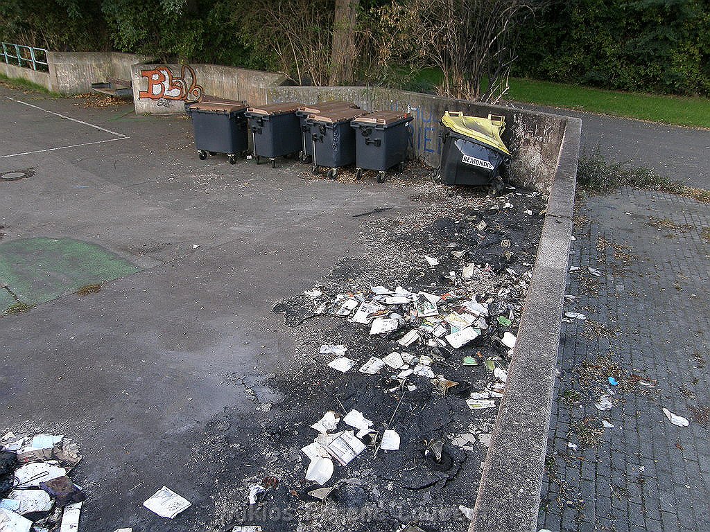 Wieder Brand Schule Koeln Holweide Burgwiesenstr zuerst brannten diese Muellcontainer P16.JPG